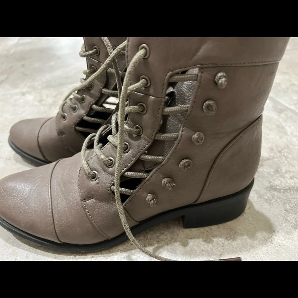 👢 - Picture 2 of 4